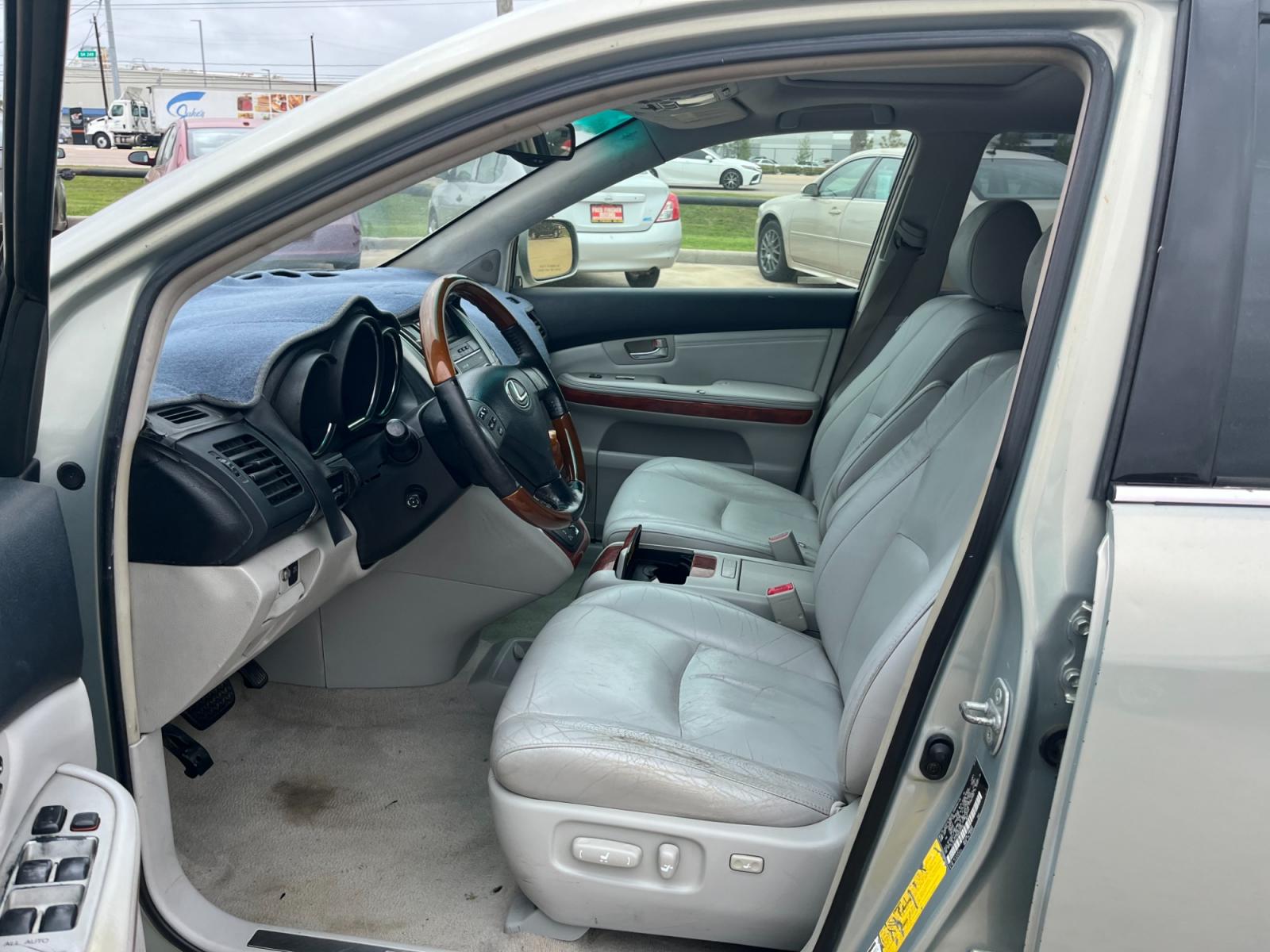 2004 SILVER /TAN Lexus RX 330 (JTJGA31U340) with an 3.3 engine, Automatic transmission, located at 14700 Tomball Parkway 249, Houston, TX, 77086, (281) 444-2200, 29.928619, -95.504074 - Photo #8